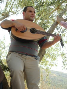 Under en paus i olivskörden i byn Kafr ad-Dik sjunger Abdullah Noman smäktande kärlekssånger, och spelar på sin Oud, en slags antik, korthalsad luta.