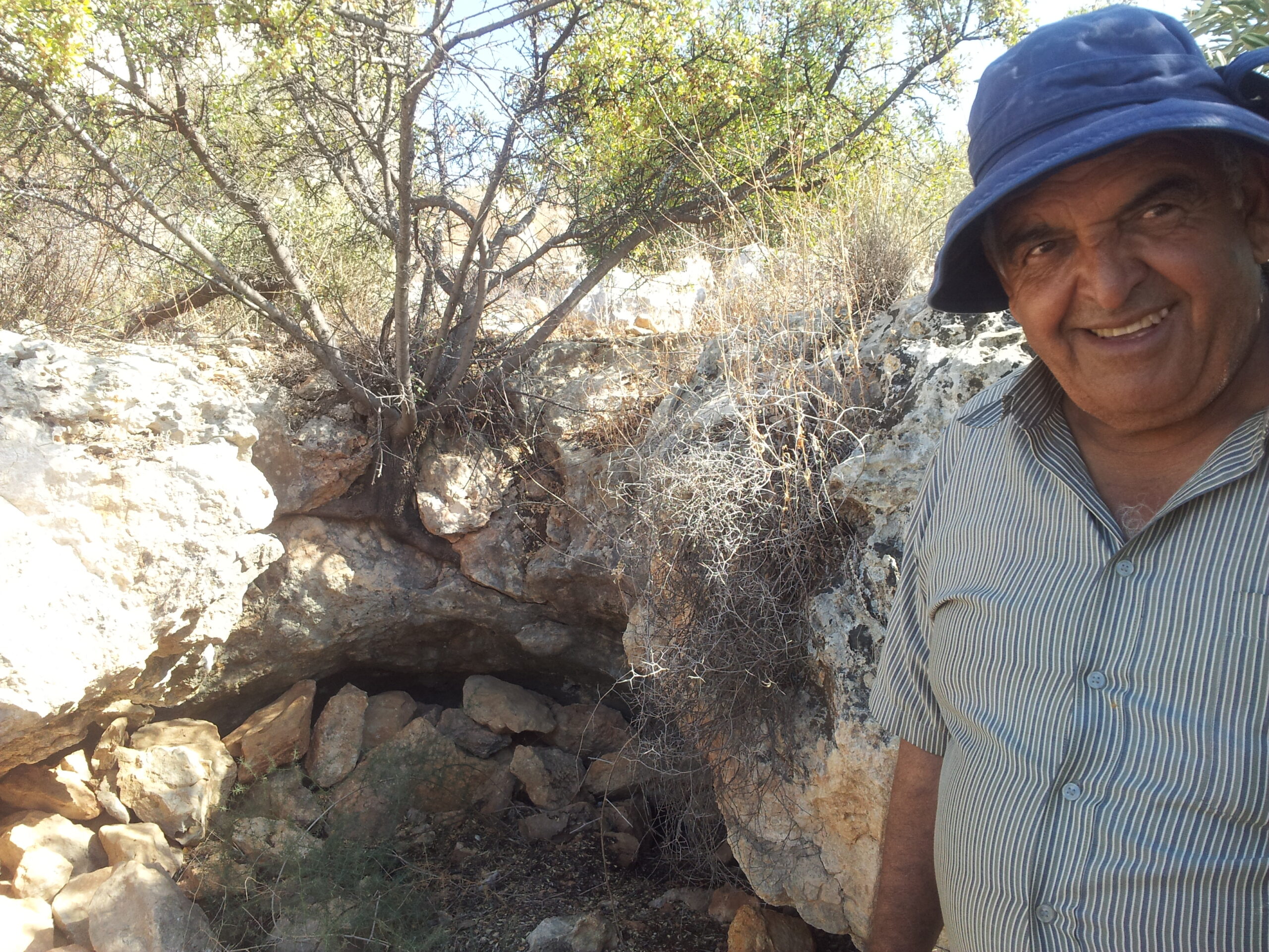 Abu Azzam visar oss ett träd som växer i en klippa. ”Jag såg det som ett tecken, om den kan växa där så kan jag fortsätta”.