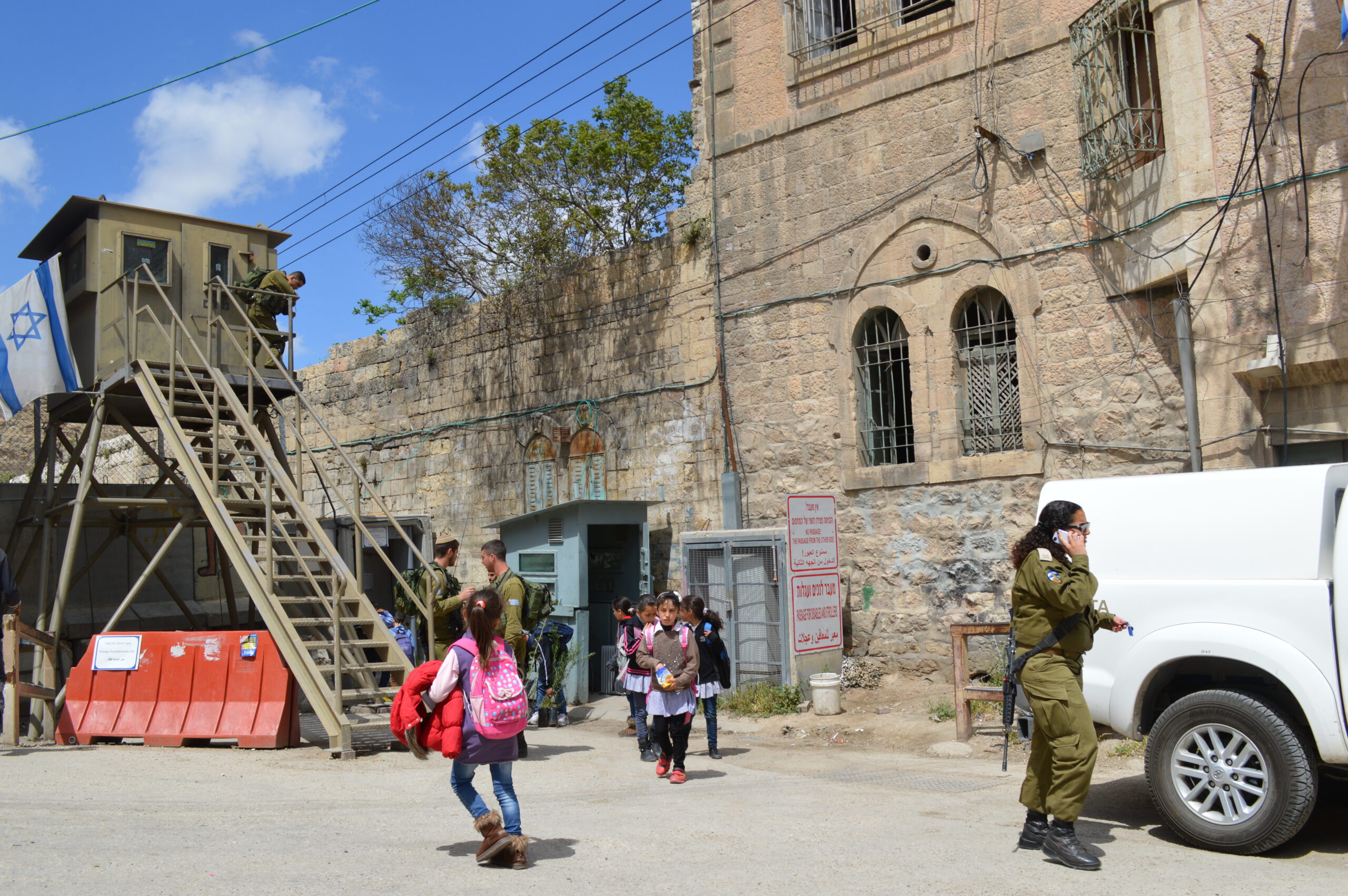 Checkpoint 56 är en av passagerna mellan område H1 och H2. Många palestinska barn måste passera här varje dag för att ta sig till skolan.