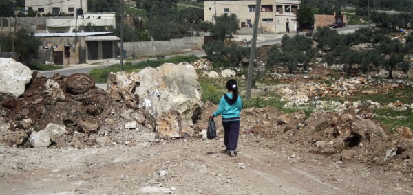 En flicka går på vägen som sedan två dagar är avspärrad. Vägen är den norra infarten till byn Hajja på nordvästra Västbanken. Foto: Malin Andrén