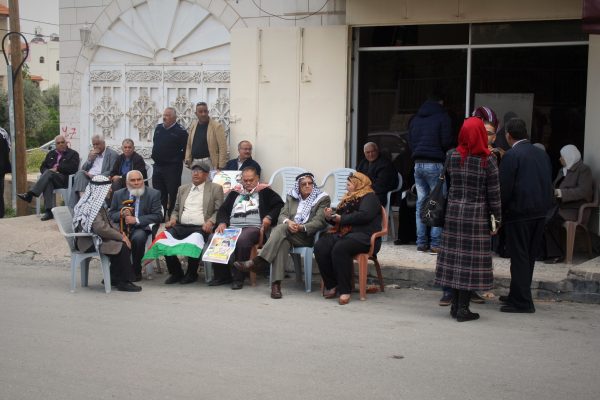 Varje tisdag samlas medlemmar ur den så kallade Prisoner’s Club utanför Internationella Röda Korsets kontor i Tulkarem för att visa sitt stöd för palestinier som sitter i fängelse. Demonstrationen är icke-våldslig och målet är att öka medvetenhet om hur israeliska myndigheter behandlar palestinska fångar. Foto: Malin Andrén