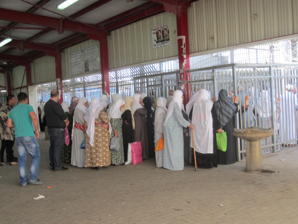 På väg till jobbet klockan fem på morgonen. Gardera med minst 30 min extra för att komma igenom detektoren och tillståndsprövningen. 