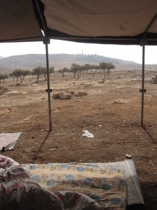 Utsikt över den israeliska bosättningen Rimmonim på andra sidan av väg 458.