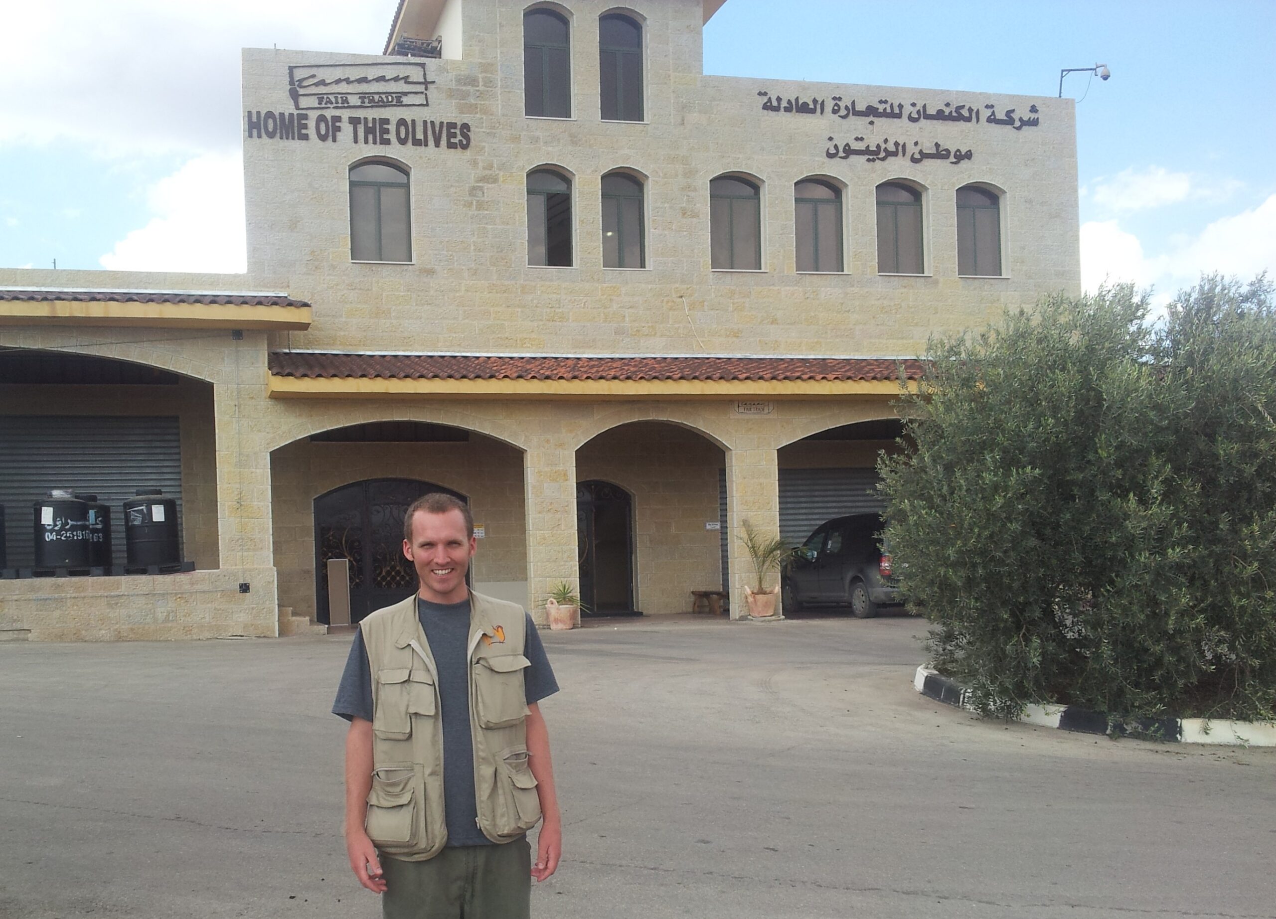Samuel Skånberg utanför Canaan Fair Trade, företaget som exporterar olivolja från kooperativ i Palestina till världsmarknaden.