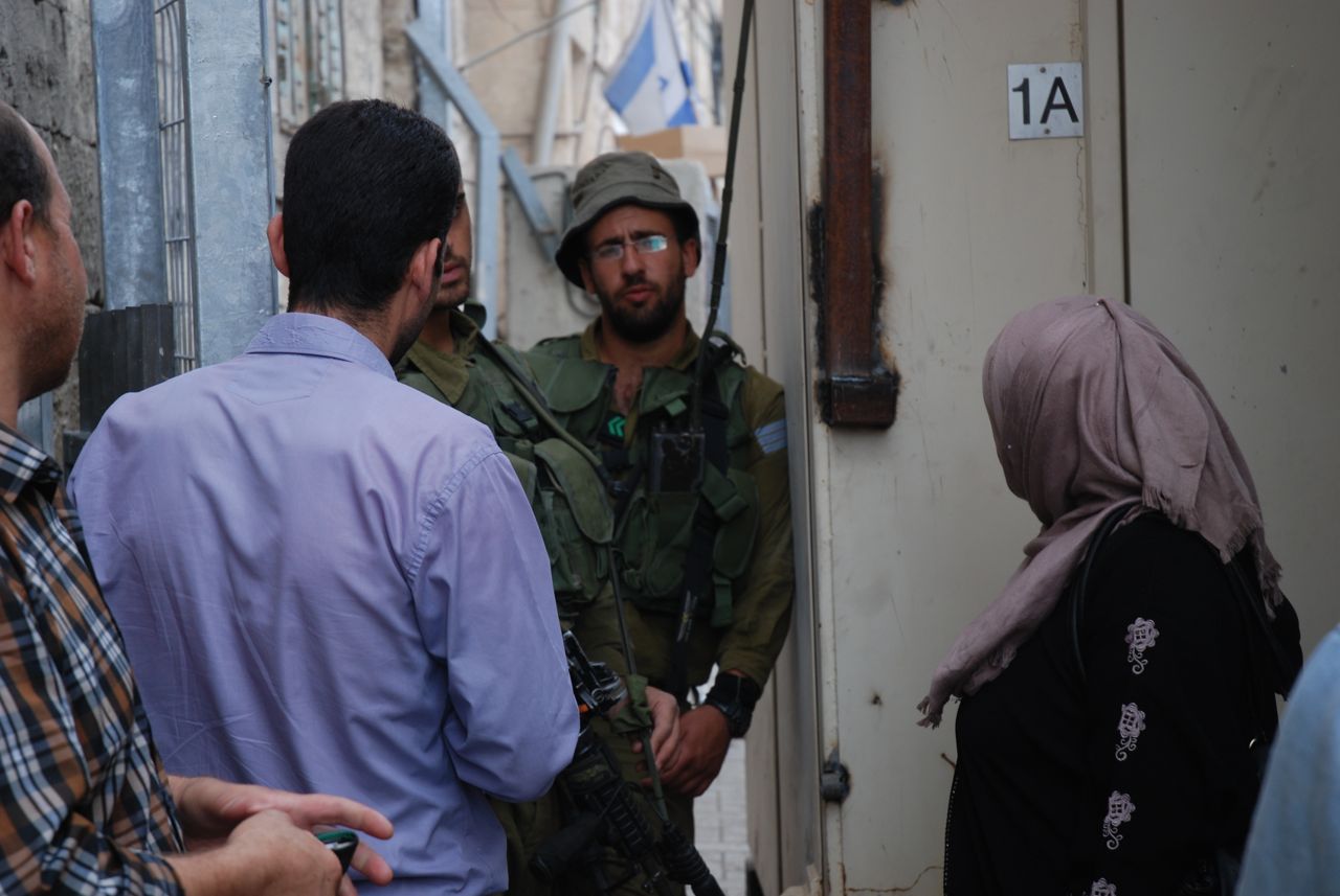 De professionella soldaterna i vägspärr 56, dagen före öppnandet av nya kontrollbågen. al-Shuhada Street i Hebron den 1 sept 2014.