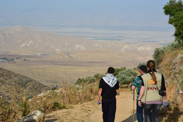 Följeslagare och vandrare med fantastiska utsikter över Jordandalen. I fjärran kan man skymta Jordanien. Till vänster i bilden kan man se den israeliska bosättningen Ma’ale Efrayim.