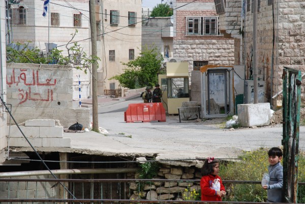 Vägspärr Gilbert, Shuhadagatan i Hebron. Bakom vägspärren ligger bosättningen Tel Rumeida. Foto: Karl-Göran Sundvall