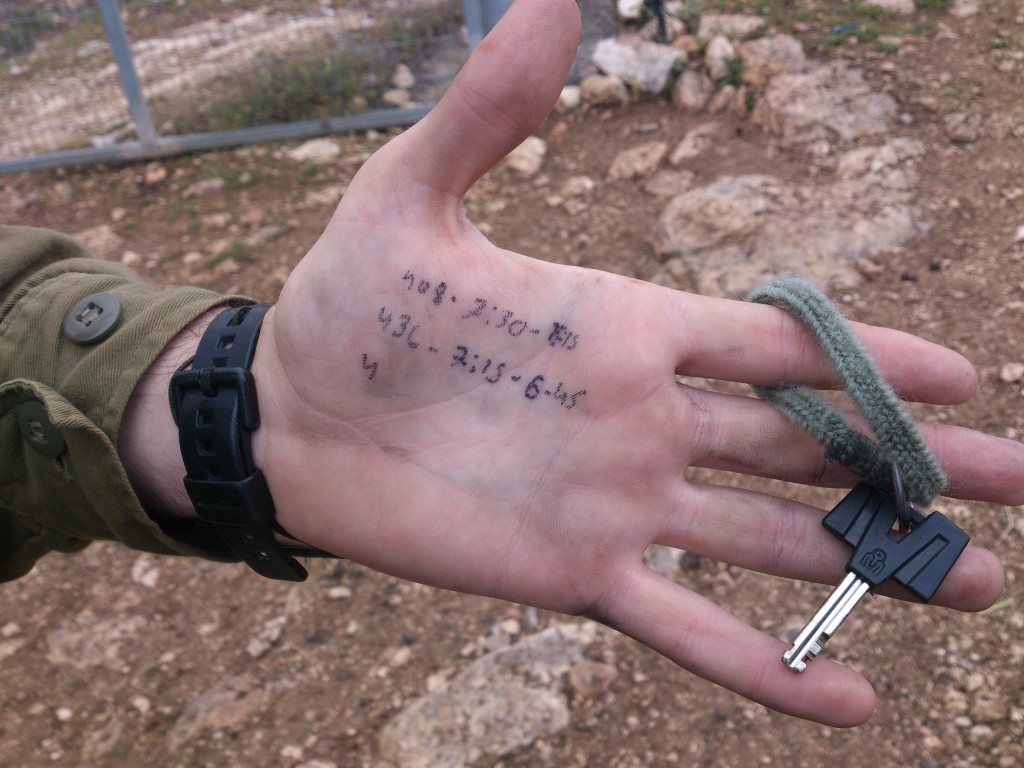 En soldat visar upp sin handflata, där han skrivit ned tiderna som jordbruksgrinden ska vara öppen.