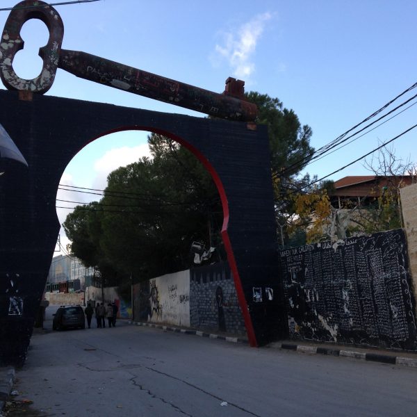 Ovanför entrén till Aida Refugee Camp finns en nyckel som ska symbolisera invånarnas dröm att få återvända till sina hem. Till höger en lista över de palestinska barn som förlorade sitt liv 2014. Foto: Katarina