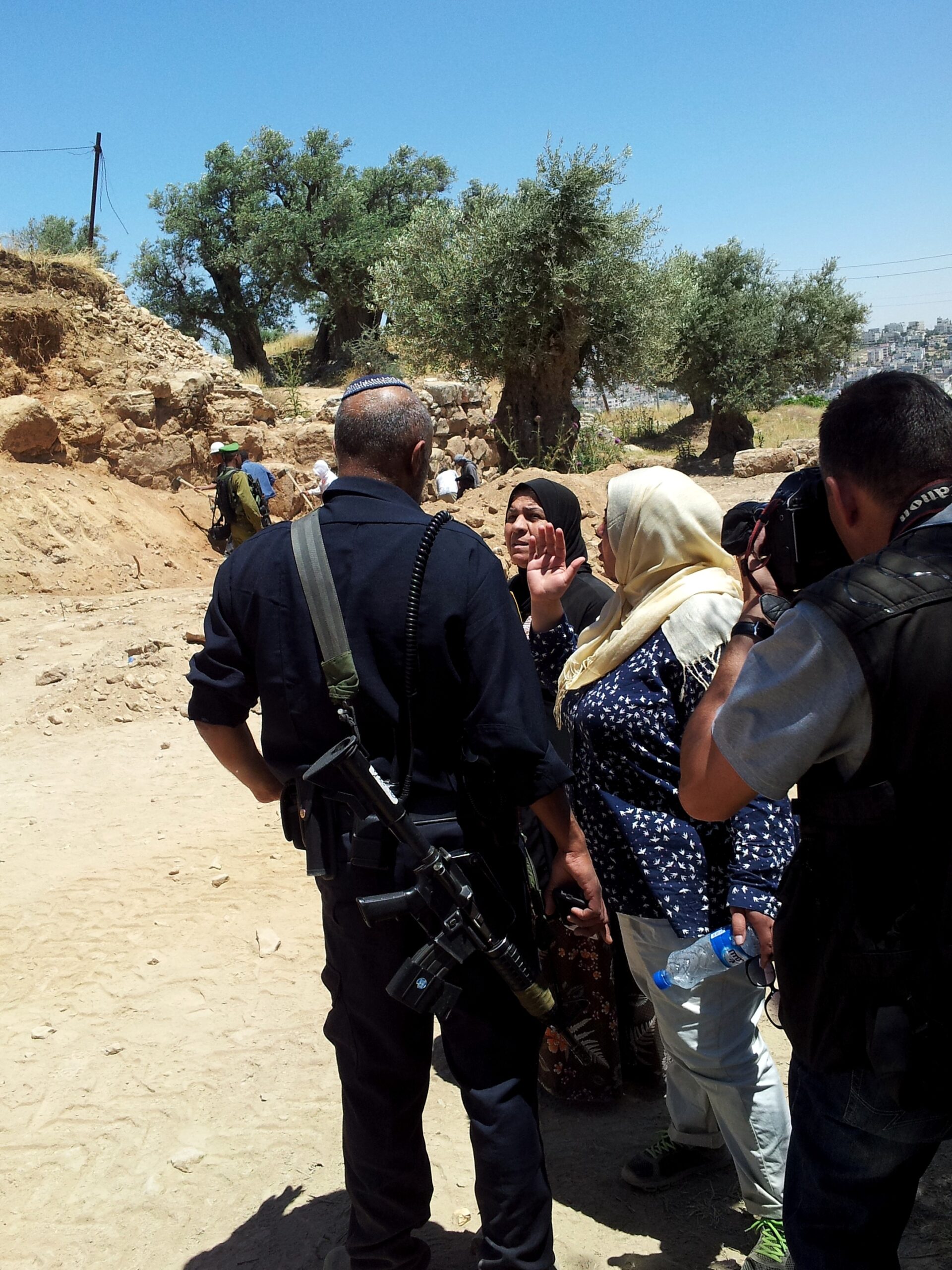 Faryal och Arwa diskuterar med israelisk polis.