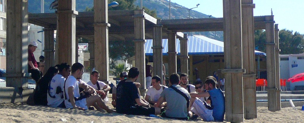 Israeliska soldater på stranden i Haifa.