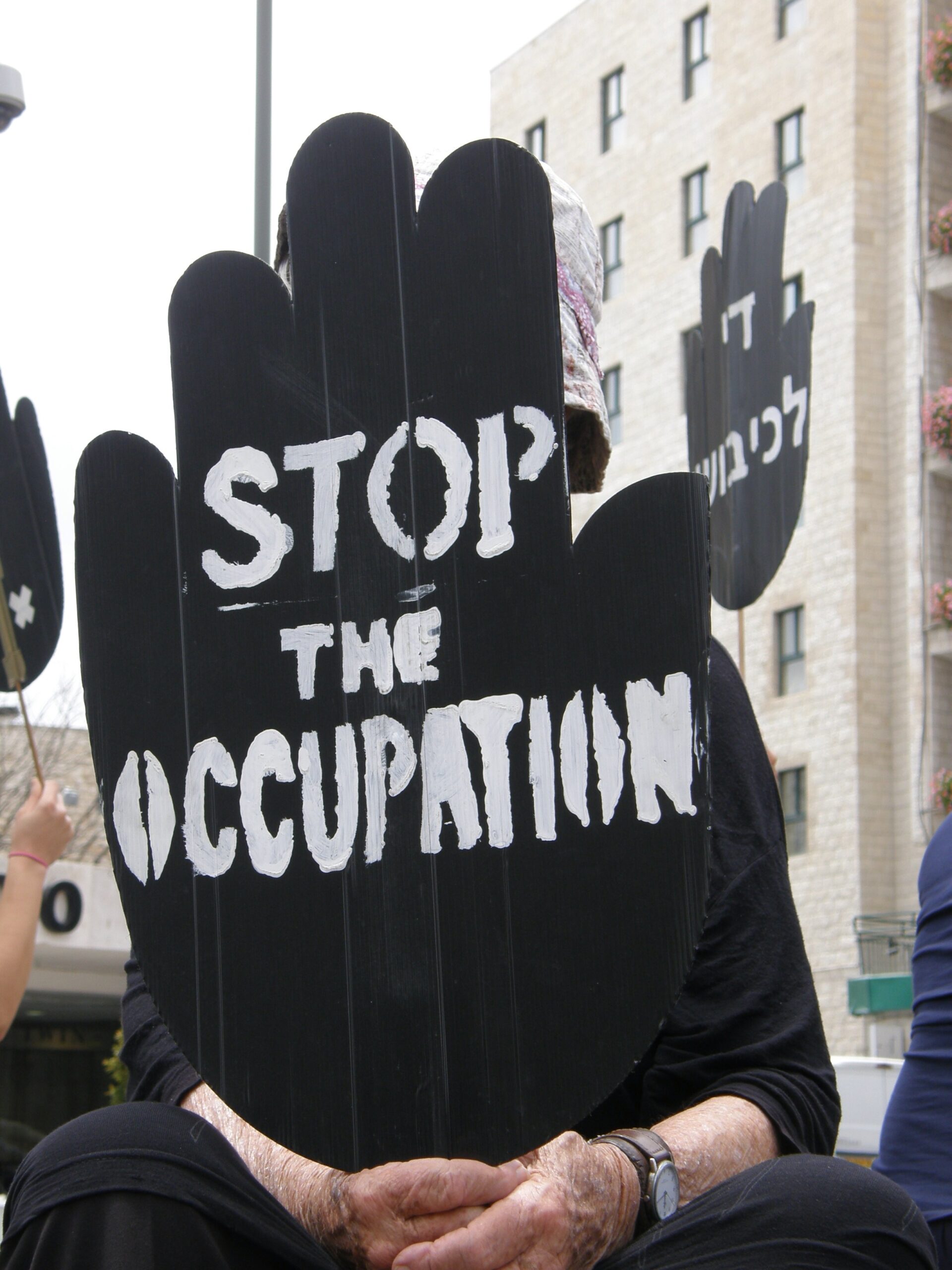 En israelisk kvinna vid en demonstration som Women in Black organiserar i västra Jerusalem varje fredag. Foto: