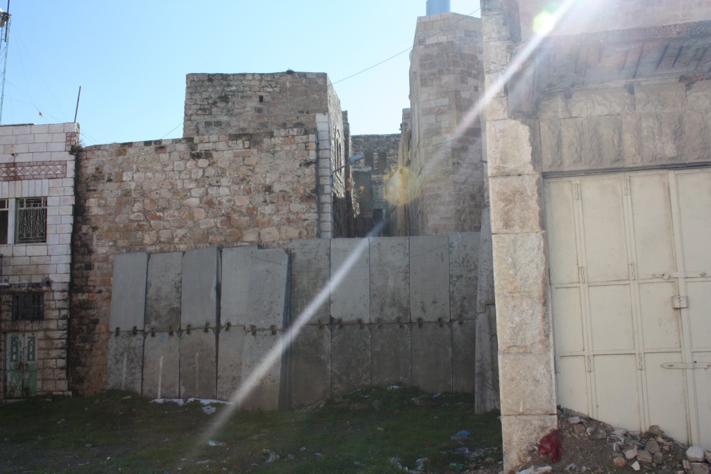 Ett vanligt sätt att stänga av en gata är att ställa upp betongblock.