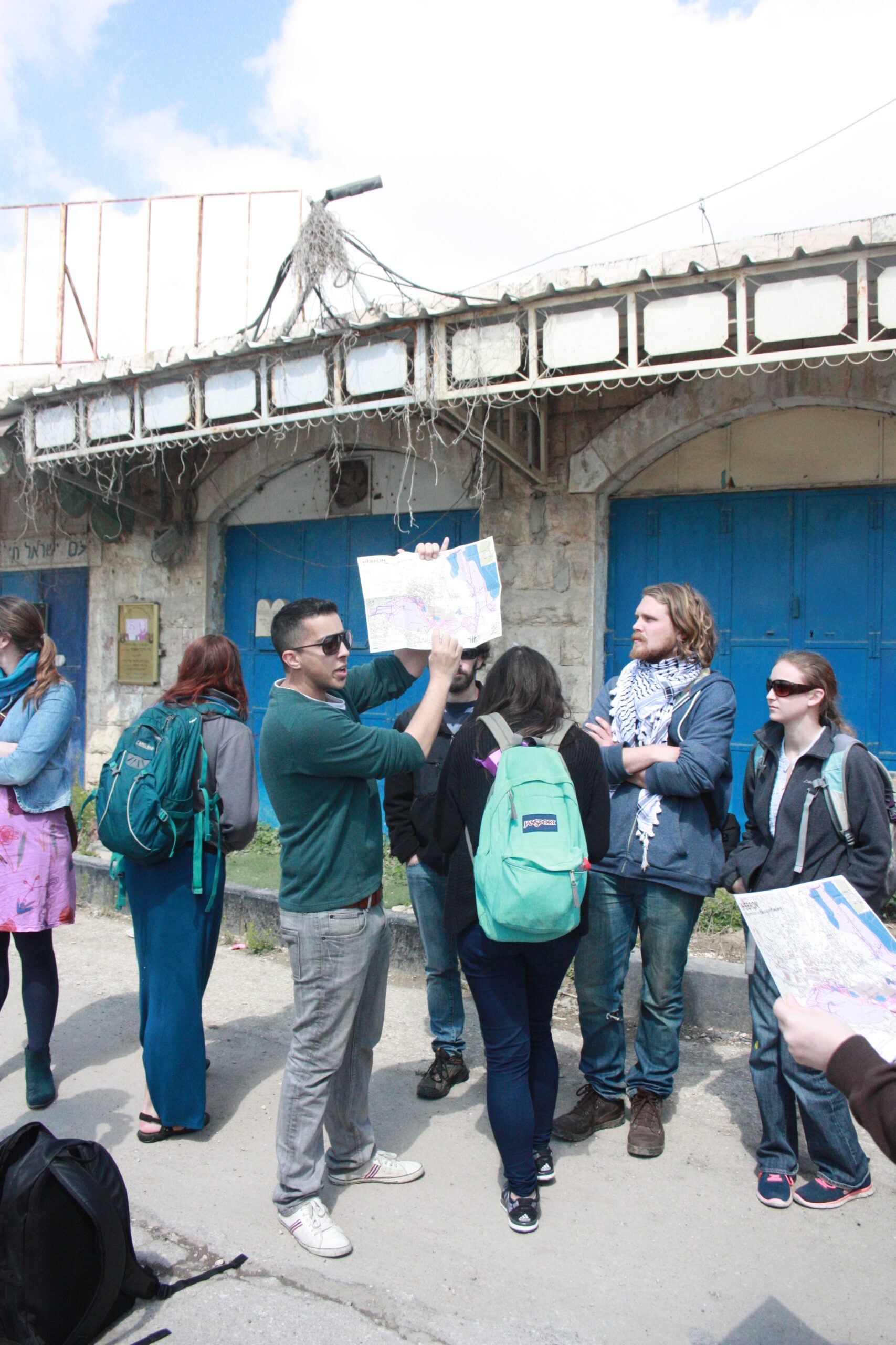 Shay Davidovich visar på kartan vilka gator som är avstängda för palestinier och var vägspärrarna finns.