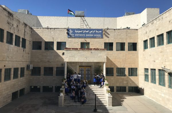 En svensk oas bland stridsvagnar