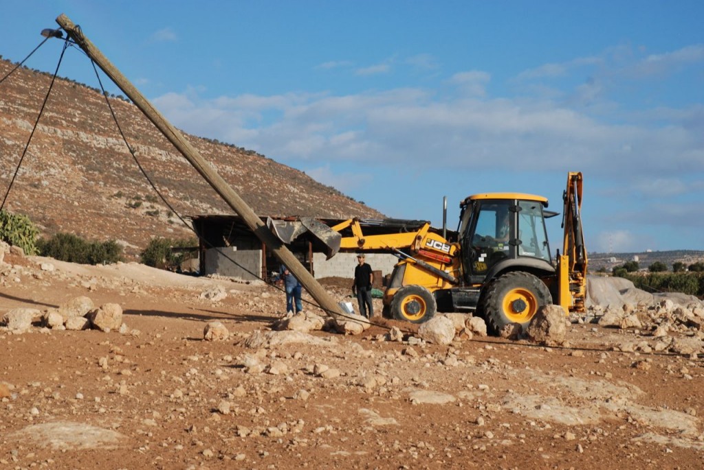 Israelerna fäller en elstolpe i Tawayel.