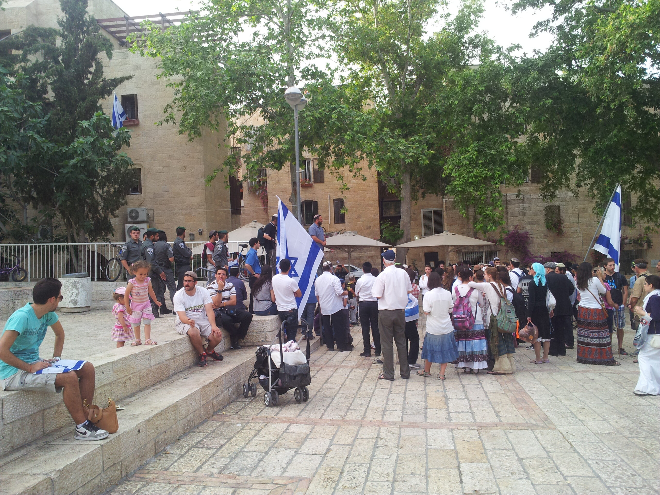 Extremistisk judisk demonstration som stannat utanför Hurvasynagogan i det judiska kvarteret i gamla staden för tal och dans innan den fortsatte mot tempelberget.