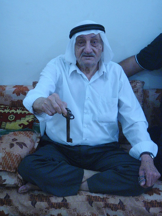 Mohammed Abed al‐Fattah al‐Titi och är 83 år. Han föddes i byn Iraq al-Manshiyyah som låg nära det område som nu är Gaza.