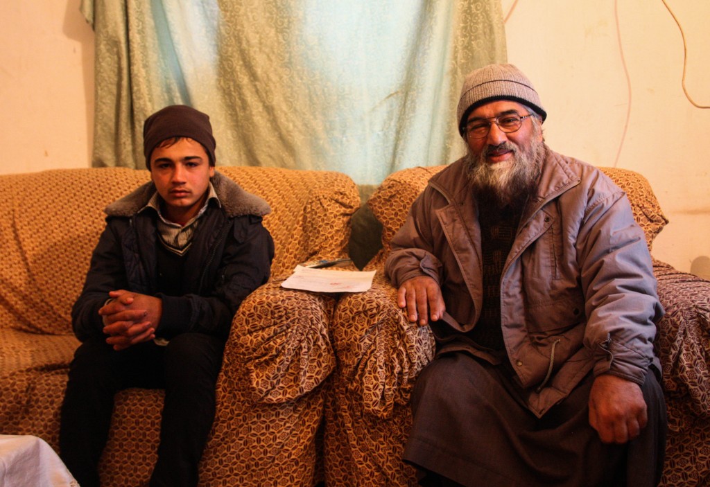 Nasser-al-Din-och-Abdul-Rahman-tar-emot-oss-i-deras-hem-och-delar-med-sig-av familjens berättelse