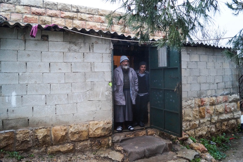 1. Nasser al-Din och hans son Abdul Rahman tar emot oss i dörren till sitt hem.