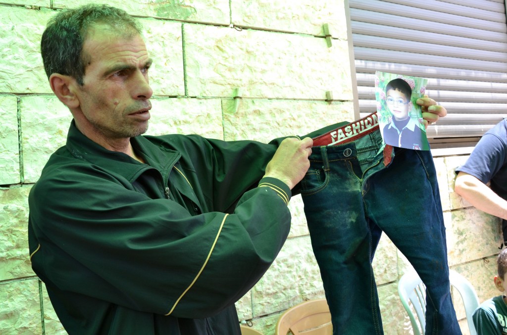 En man ur familjen visar oss Mohammeds blodiga byxor.