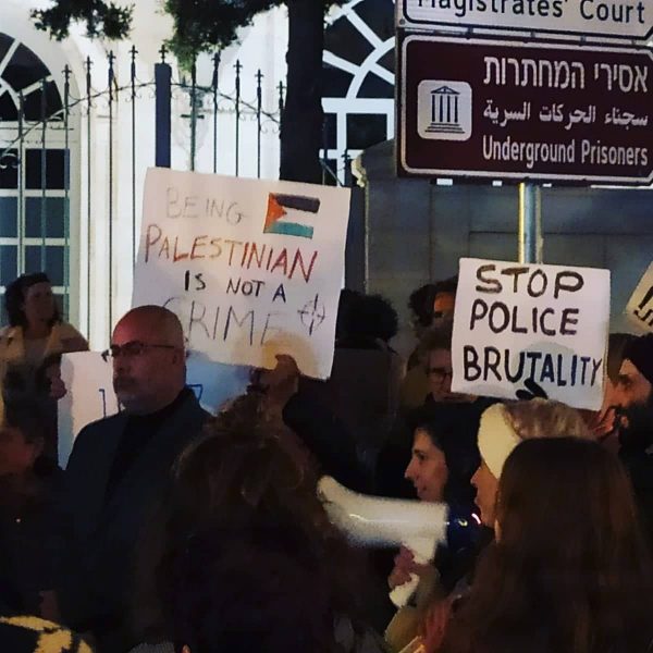Därför fruktar Israels högerhökar äldre kvinnor med protestplakat