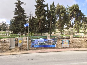 Banderoll på Shuhada street. Den engelska och hebreiska texten lyder: ”Palestina har aldrig existerat (och kommer aldrig att göra det) – det judiska samhället i Hebron. Hitta oss på Facebook ’Hebron – Cave of the Patriarchs’.”