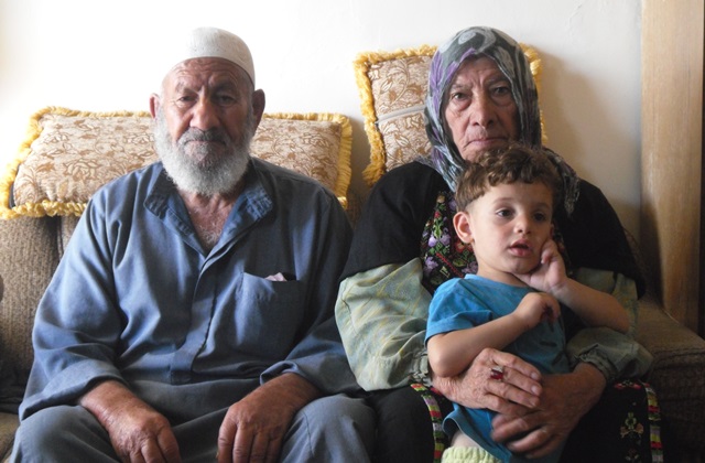 RR4 19_5_2015-Nahhalin-Bethlehem-Abed-Alrahman-Najajara-85-yrs-and-Jalila-Najajara-80-yrs-with-their-grandson-Photo-Lena-Huseman-EAPPI
