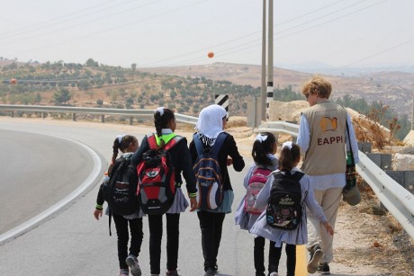 EAPPI följeslagare Lise Bergh med skolbarn på väg från skolan i Beni Na'im till deras hemby Birin.