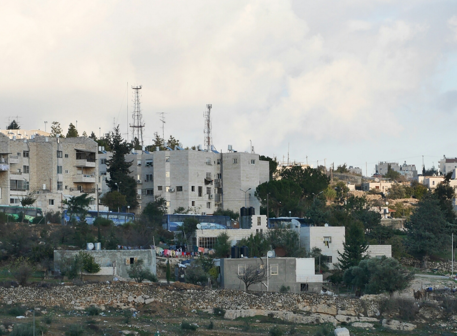 I förgrunden syns familjen Danas hus. Bakom det syns den israeliska bosättningen Kiryat Arba.