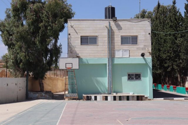 Tillbaka i skolbänken – omringade av soldater