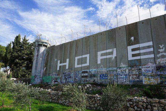 Smycken av tårgaspatroner