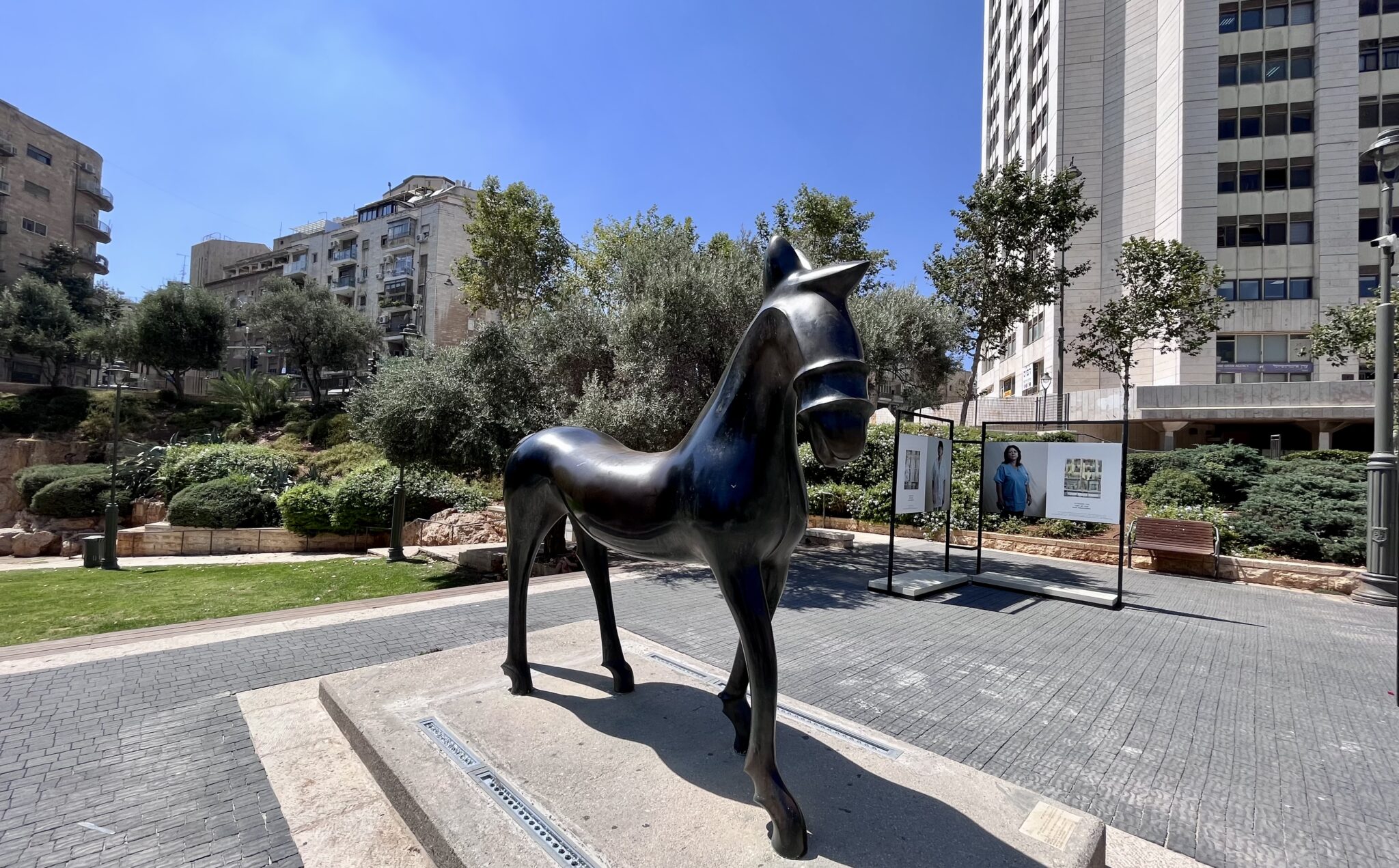 Hästskulptur i brons, gåva från Slovenien i samband med firandet av Jerusalems 3000-årsjubileum 1997. Konstnär, Oskar Kogoj. The Horse Garden - "Peace Horse"